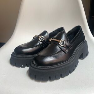 Genuine leather Urban Outfitters chunky loafer US 7.5 Euro 38